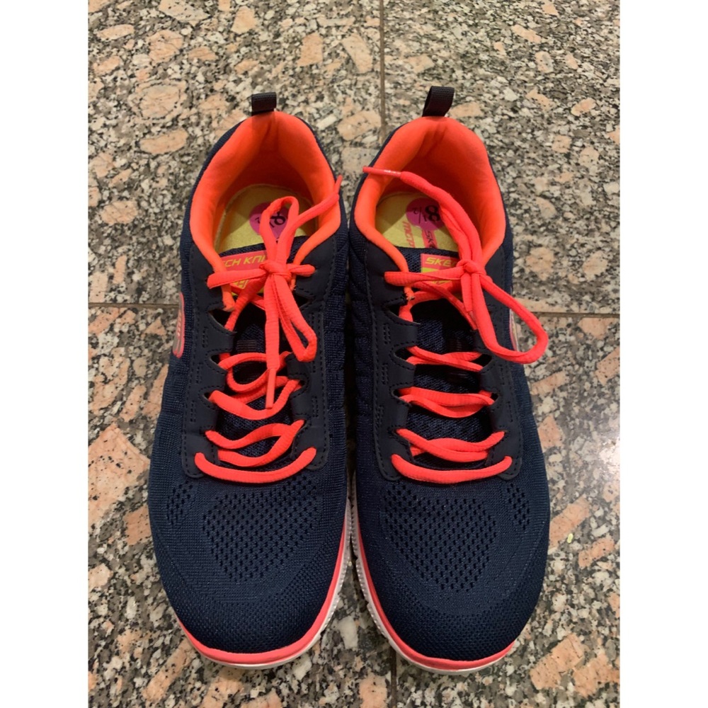NWOT Skechers Foam Memory shoes